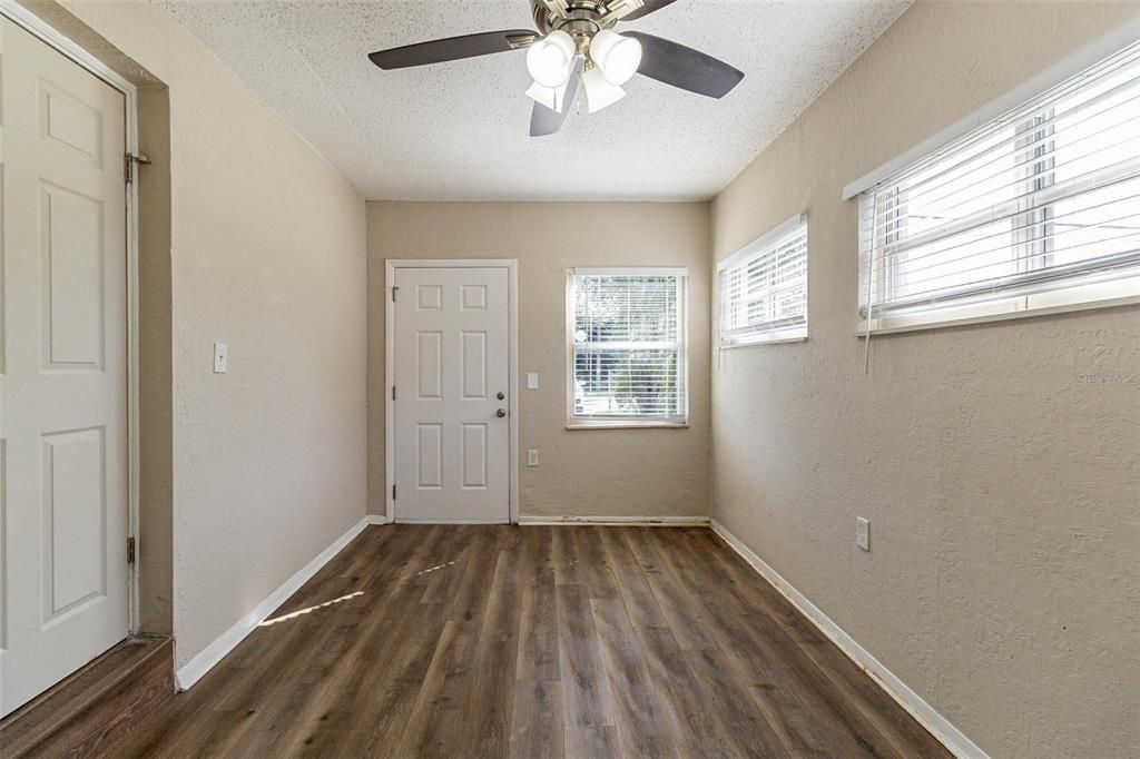 For Sale: $245,000 (3 beds, 1 baths, 918 Square Feet)