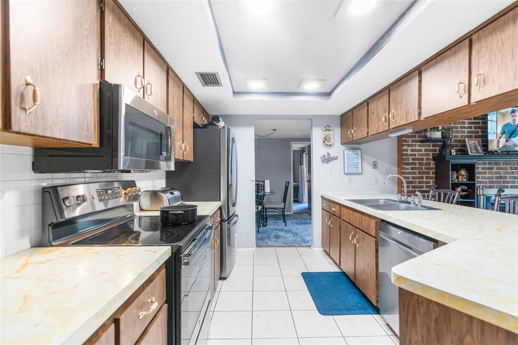 For Sale: $295,000 (2 beds, 2 baths, 1546 Square Feet)