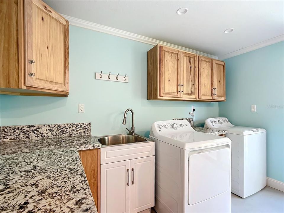 BONUS ROOM/LAUNDRY ROOM