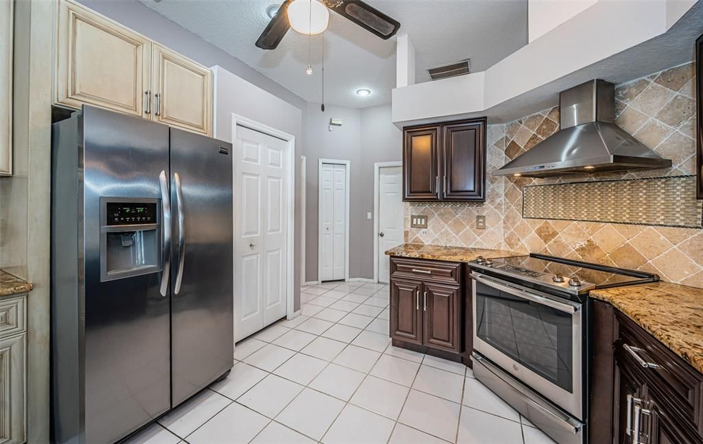 Gourmet Kitchen - Closet Pantry