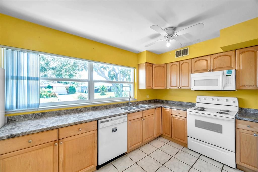 For Sale: $435,000 (2 beds, 2 baths, 1252 Square Feet)