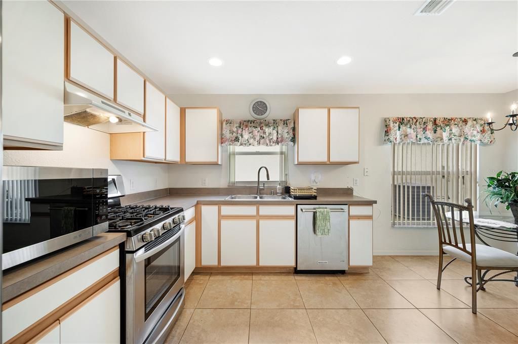 For Sale: $275,900 (3 beds, 2 baths, 1385 Square Feet)