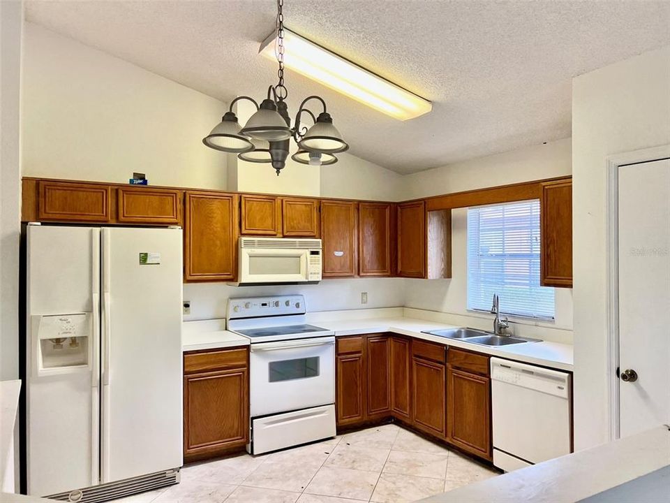 For Rent: $2,350 (3 beds, 2 baths, 1571 Square Feet)