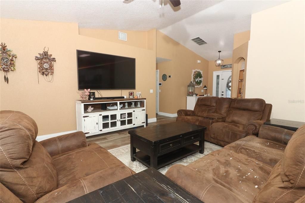 For Sale: $340,000 (3 beds, 2 baths, 1509 Square Feet)