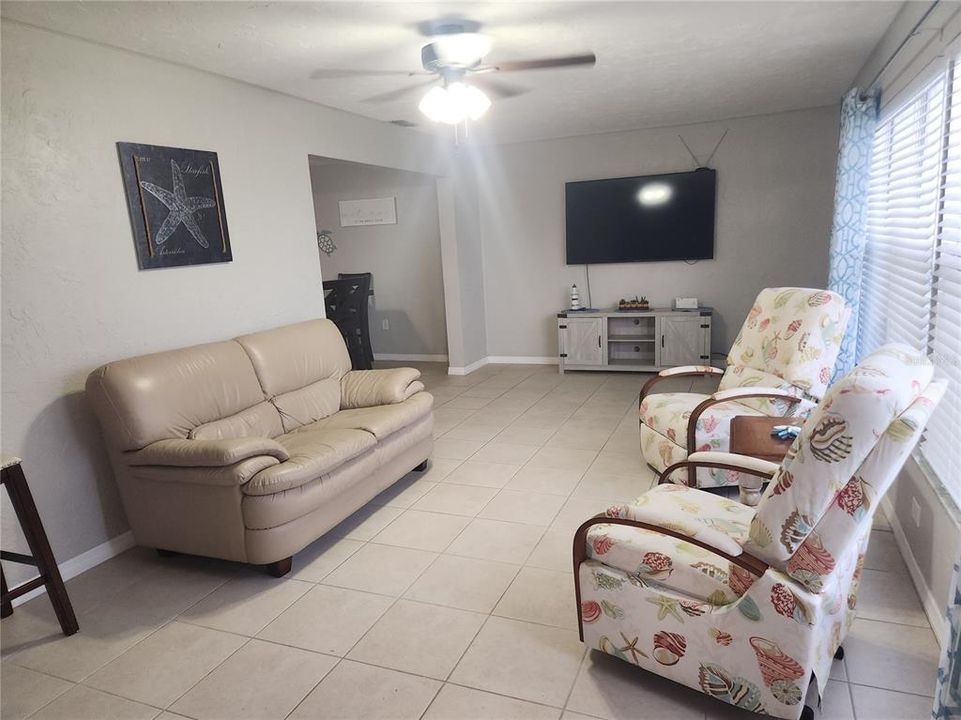 For Sale: $320,000 (4 beds, 2 baths, 1943 Square Feet)