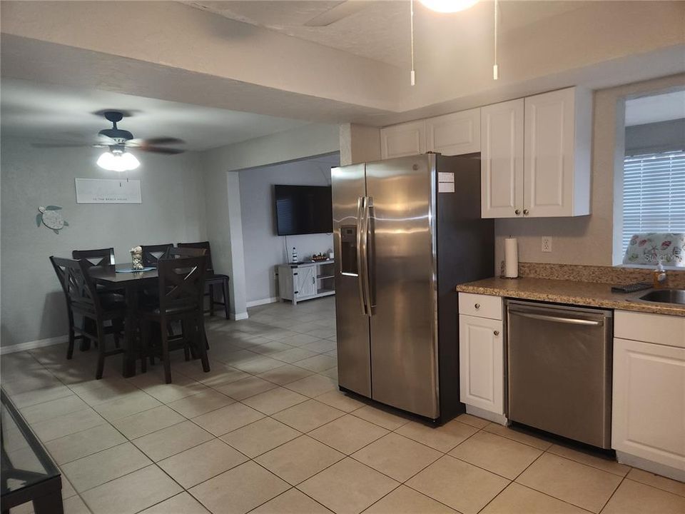 For Sale: $320,000 (4 beds, 2 baths, 1943 Square Feet)