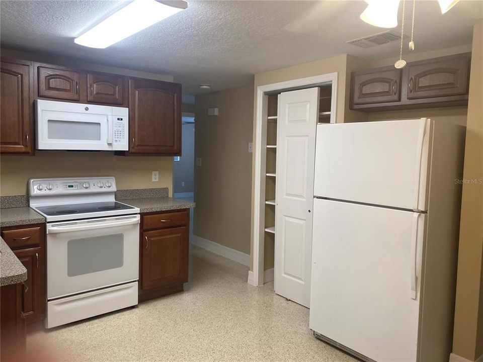 For Sale: $249,999 (2 beds, 1 baths, 816 Square Feet)