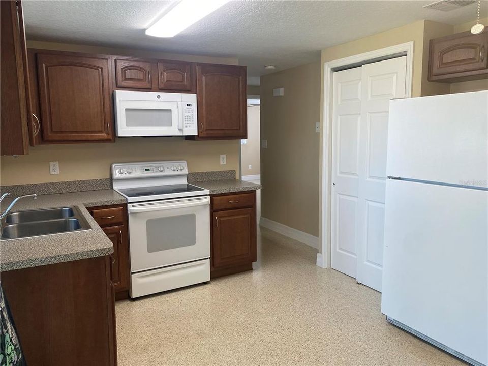 For Sale: $249,999 (2 beds, 1 baths, 816 Square Feet)