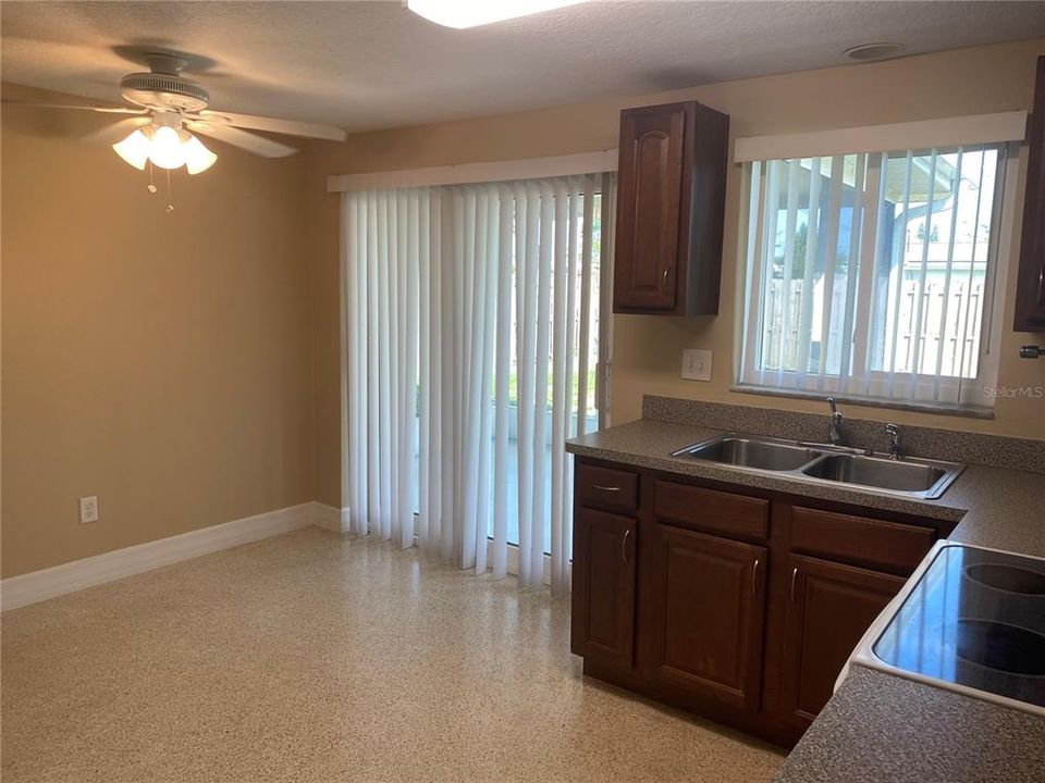 For Sale: $249,999 (2 beds, 1 baths, 816 Square Feet)