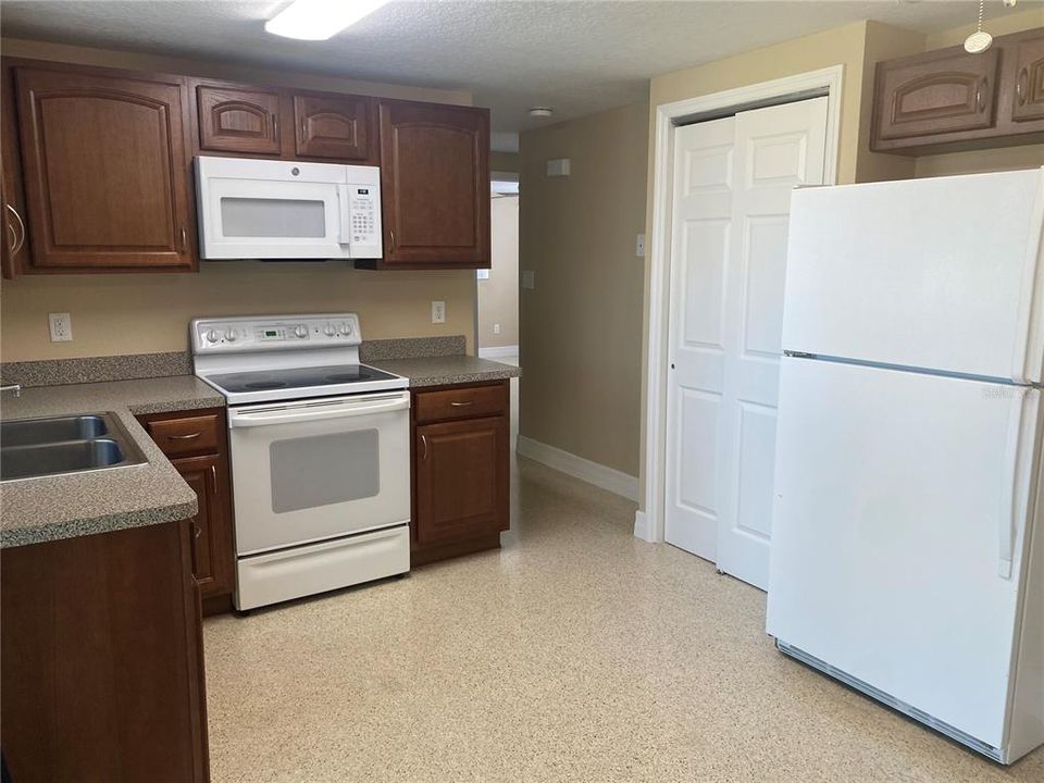 For Sale: $249,999 (2 beds, 1 baths, 816 Square Feet)