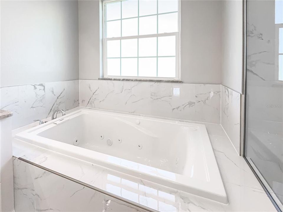 Jet spa like soaking tub in primary bathroom