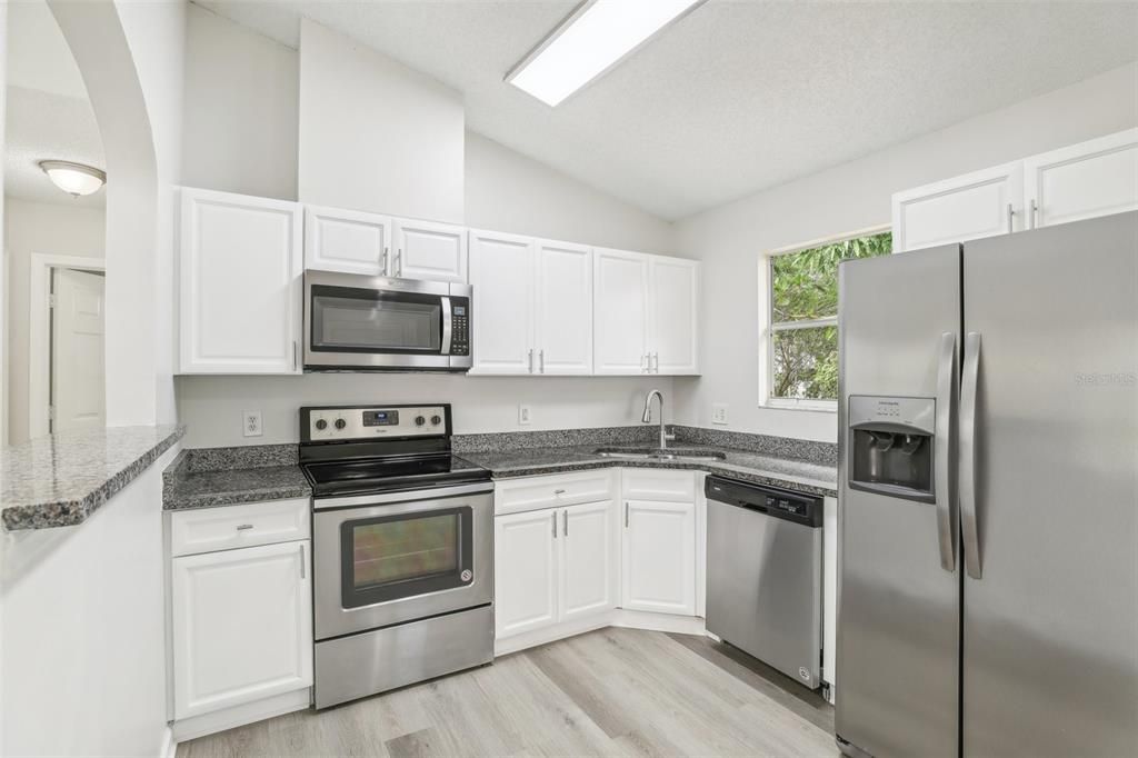 For Sale: $264,900 (2 beds, 2 baths, 1035 Square Feet)