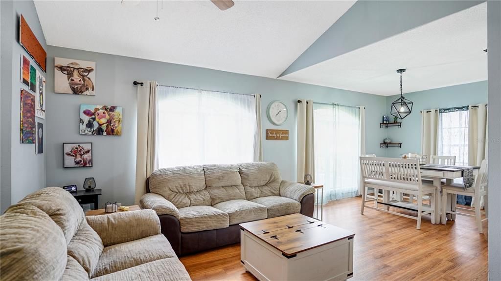 For Sale: $395,000 (3 beds, 2 baths, 1636 Square Feet)