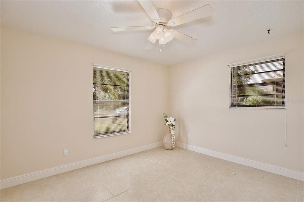 For Sale: $239,000 (2 beds, 1 baths, 926 Square Feet)