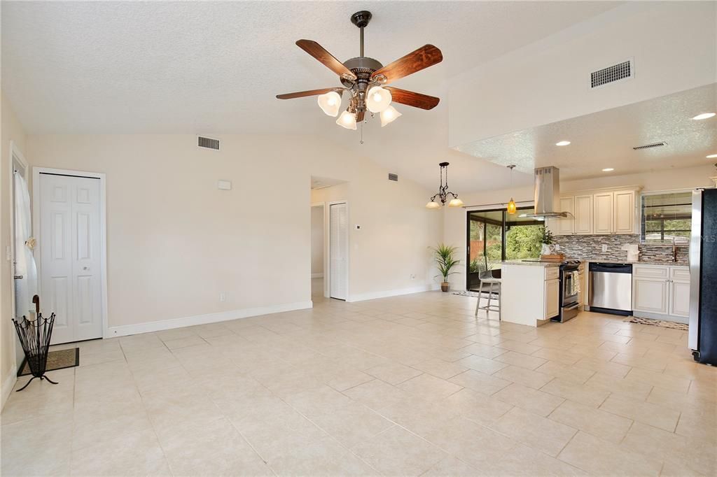 For Sale: $239,000 (2 beds, 1 baths, 926 Square Feet)