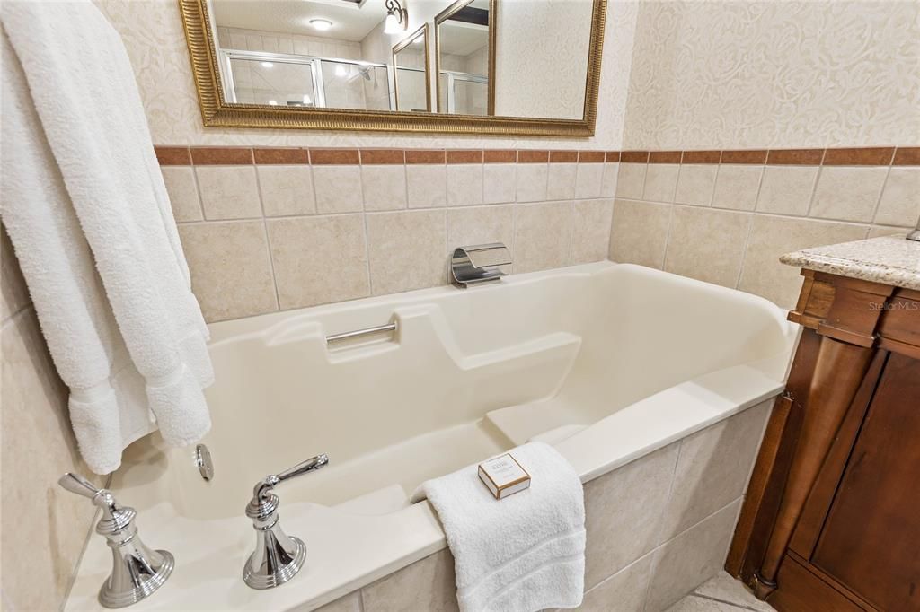 For Sale: $359,000 (1 beds, 1 baths, 678 Square Feet)