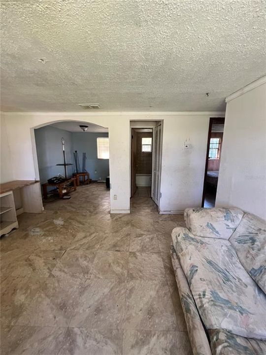 Active With Contract: $89,999 (2 beds, 1 baths, 864 Square Feet)