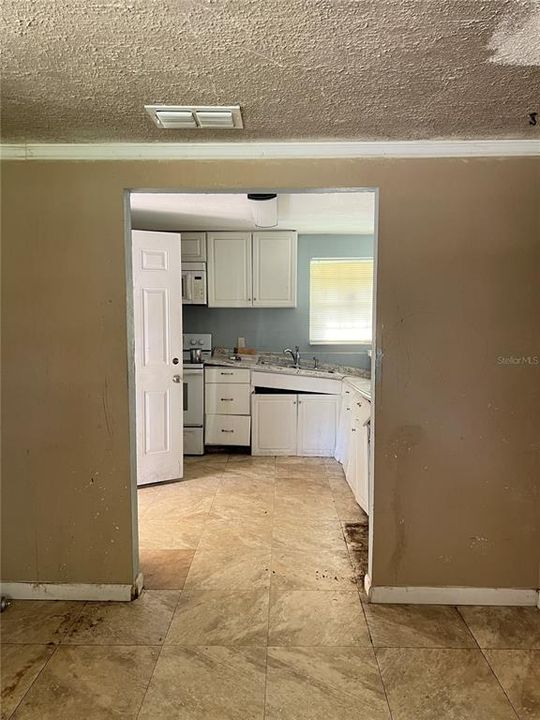 Active With Contract: $89,999 (2 beds, 1 baths, 864 Square Feet)