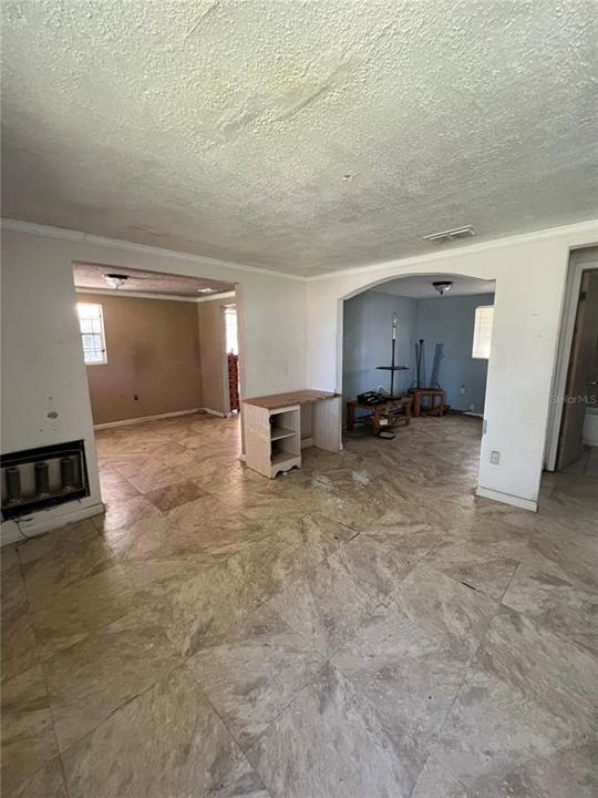 Active With Contract: $89,999 (2 beds, 1 baths, 864 Square Feet)