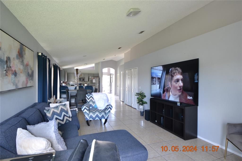 For Sale: $398,900 (4 beds, 2 baths, 1594 Square Feet)