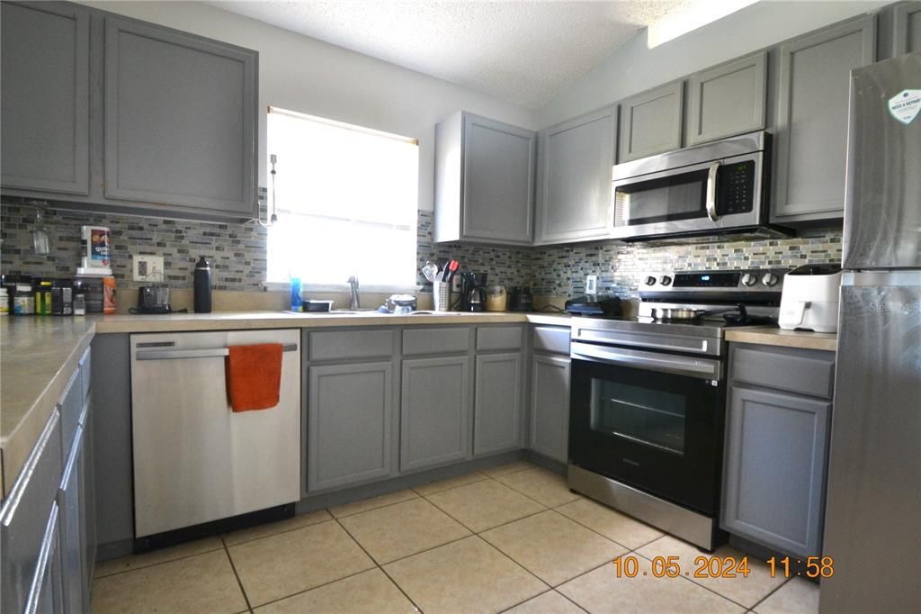 For Sale: $398,900 (4 beds, 2 baths, 1594 Square Feet)