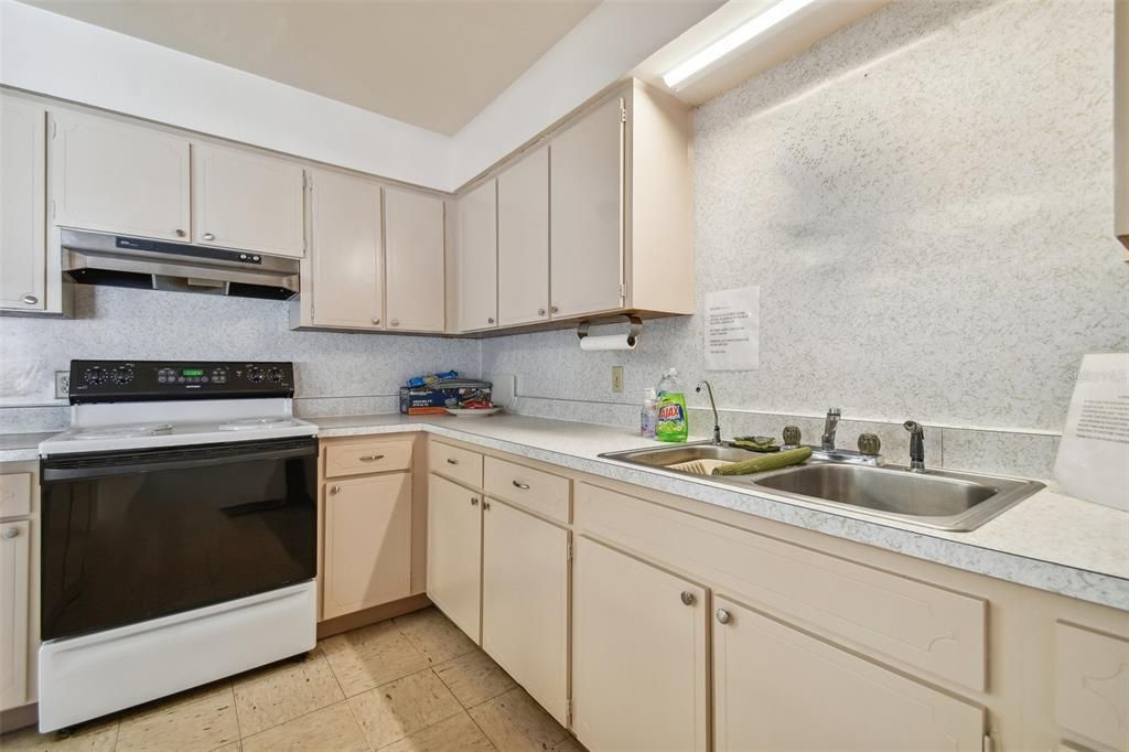 For Sale: $150,000 (2 beds, 2 baths, 1109 Square Feet)