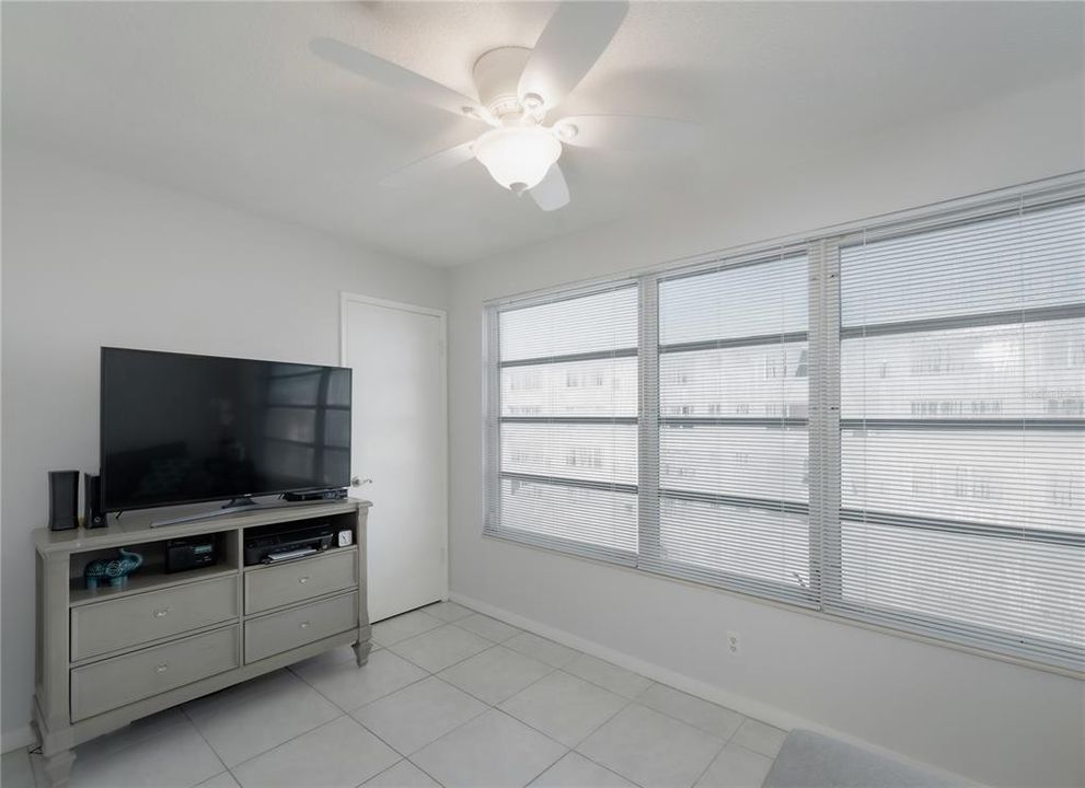 For Sale: $220,000 (1 beds, 1 baths, 815 Square Feet)