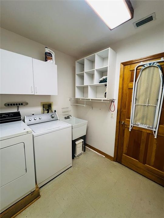 For Rent: $2,300 (3 beds, 2 baths, 2226 Square Feet)