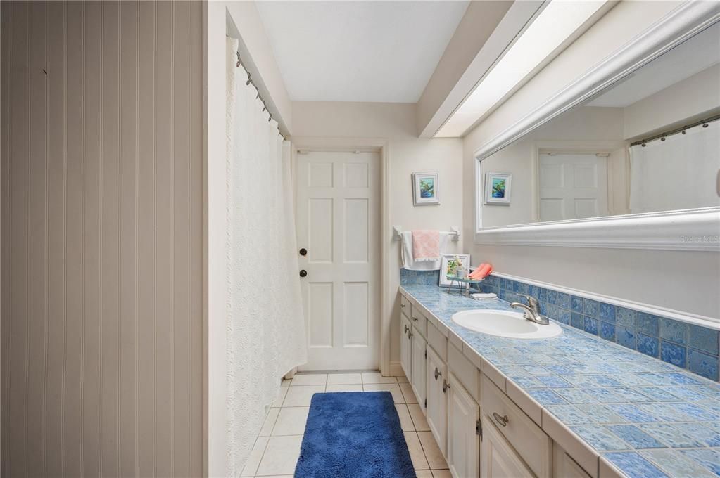 Hallway bathroom between bedroom 3 and 4 and leads to pool