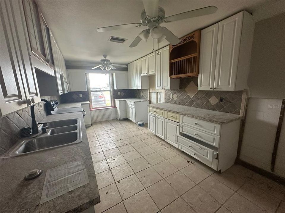 For Sale: $199,900 (3 beds, 2 baths, 1637 Square Feet)