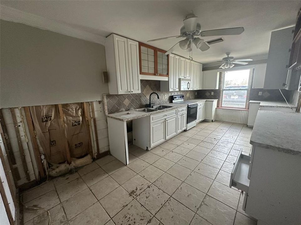 For Sale: $199,900 (3 beds, 2 baths, 1637 Square Feet)