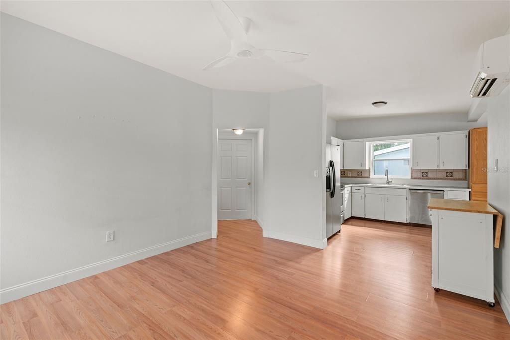 KITCHEN/FAMILY ROOM/DINING ROOM COMBO!