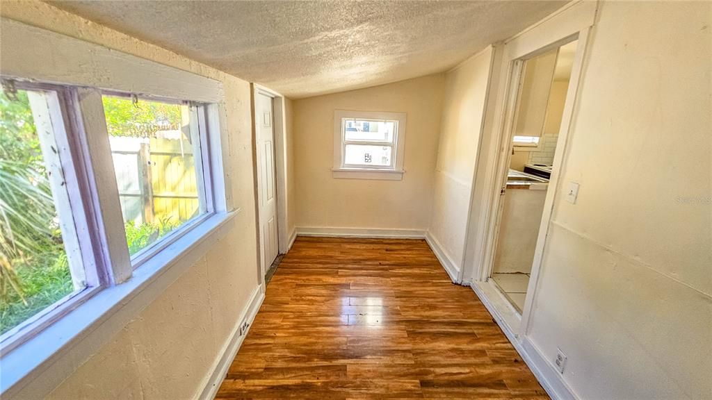 For Sale: $194,500 (2 beds, 1 baths, 828 Square Feet)