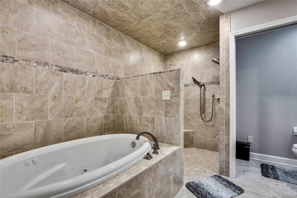 Activo con contrato: $599,900 (5 camas, 3 baños, 2581 Pies cuadrados)