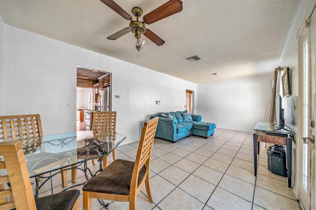 For Sale: $220,000 (3 beds, 1 baths, 1044 Square Feet)