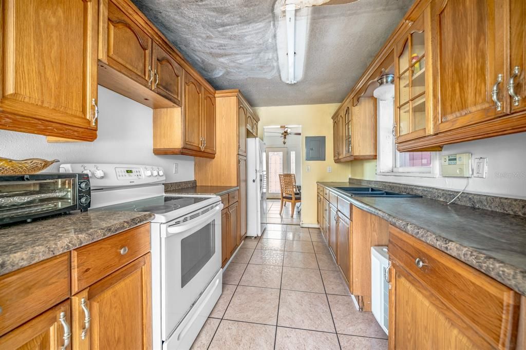 For Sale: $220,000 (3 beds, 1 baths, 1044 Square Feet)