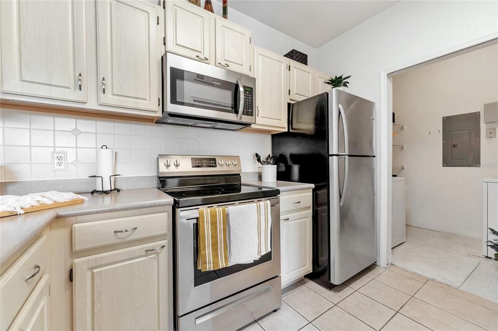 For Sale: $250,000 (2 beds, 2 baths, 1048 Square Feet)