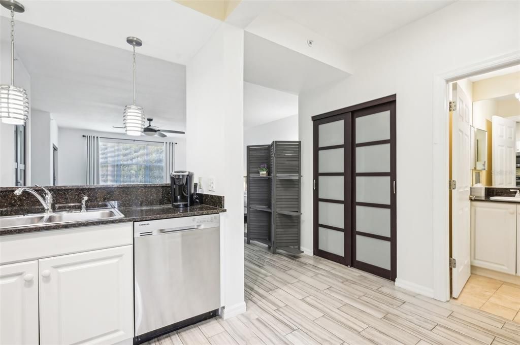 For Sale: $255,000 (1 beds, 1 baths, 810 Square Feet)