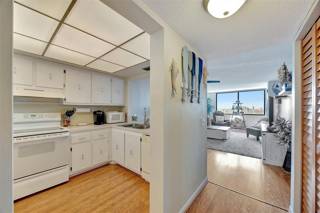 For Sale: $315,000 (1 beds, 1 baths, 780 Square Feet)