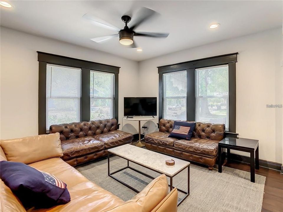 For Sale: $395,000 (2 beds, 2 baths, 894 Square Feet)