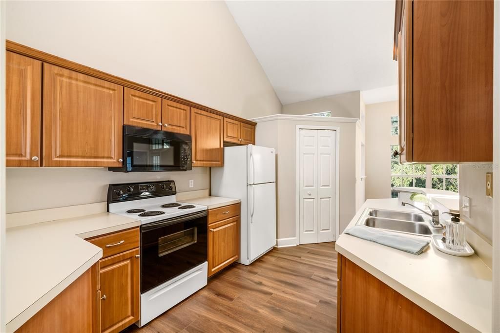 For Sale: $275,000 (2 beds, 2 baths, 1154 Square Feet)