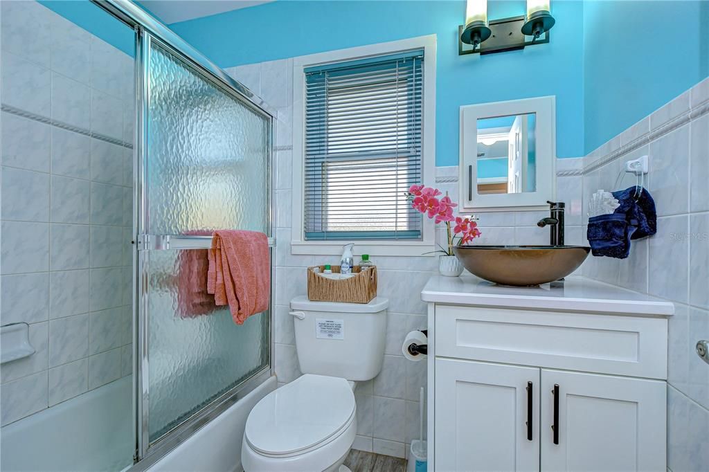 Shower/tub combo in the guest bathroom