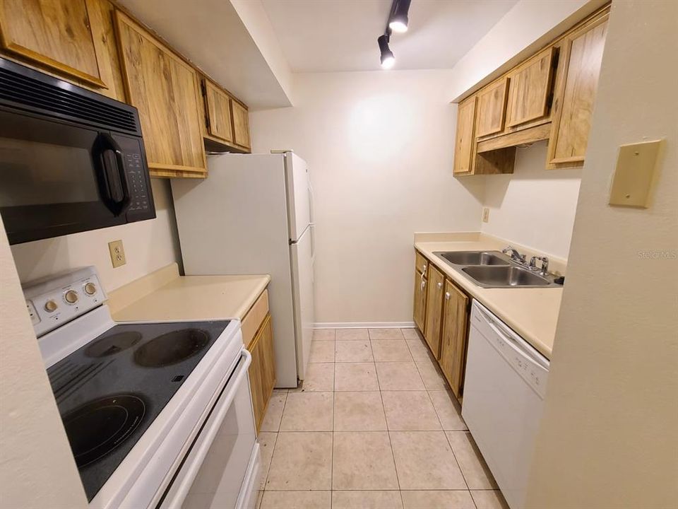 For Sale: $175,000 (2 beds, 2 baths, 912 Square Feet)