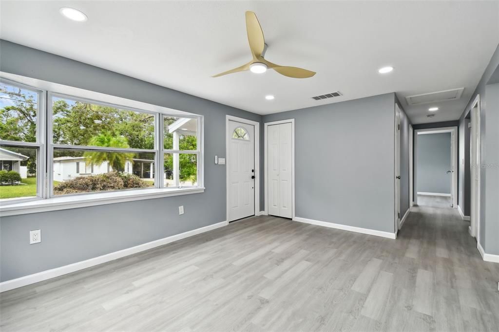 Active With Contract: $315,000 (3 beds, 1 baths, 912 Square Feet)