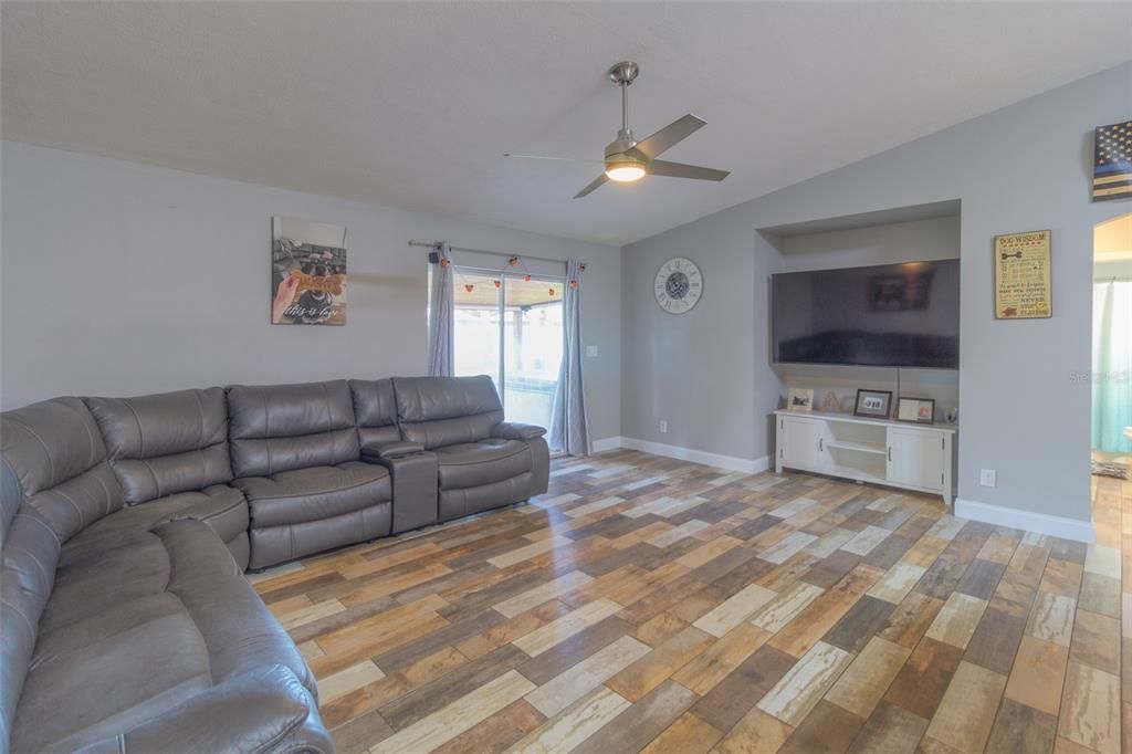 For Sale: $359,900 (3 beds, 2 baths, 1640 Square Feet)