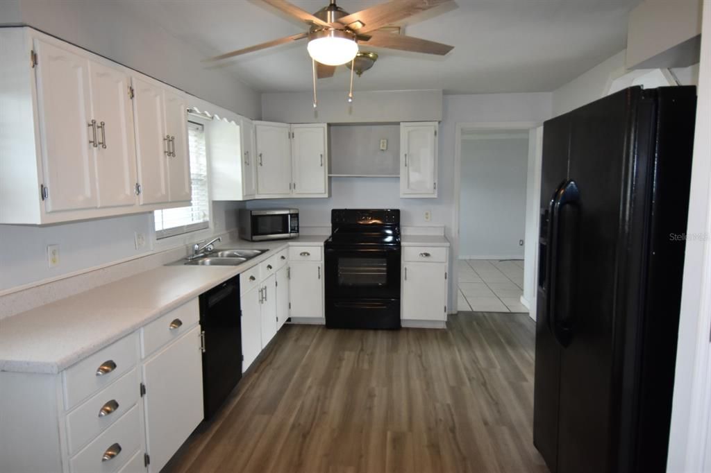 For Rent: $2,500 (3 beds, 2 baths, 1571 Square Feet)