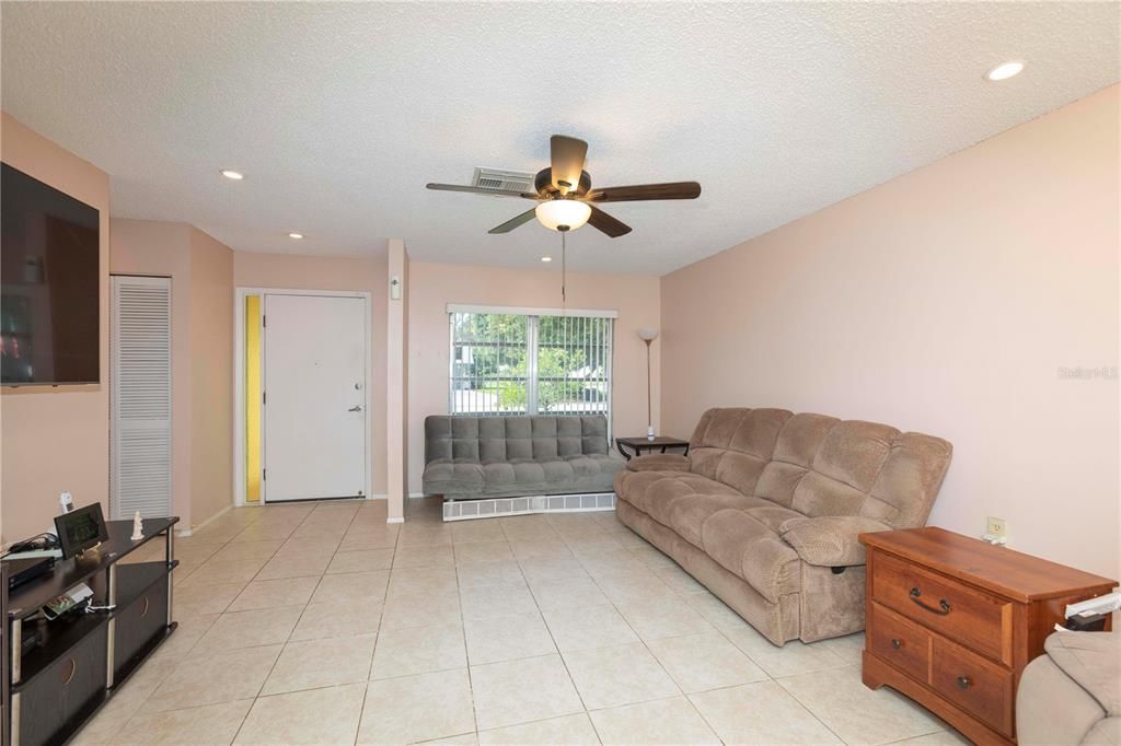 For Sale: $275,000 (2 beds, 2 baths, 1571 Square Feet)