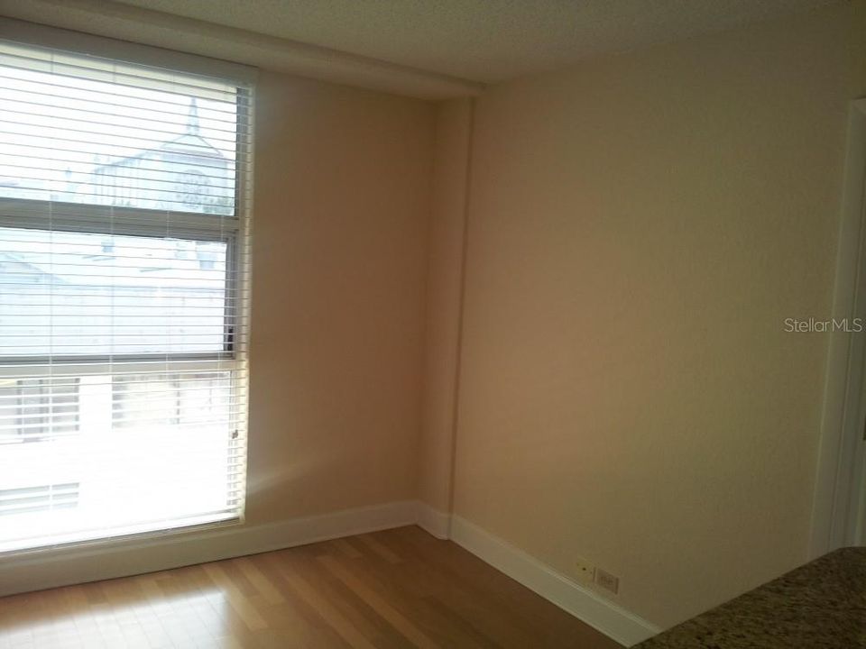 For Sale: $175,000 (1 beds, 1 baths, 554 Square Feet)