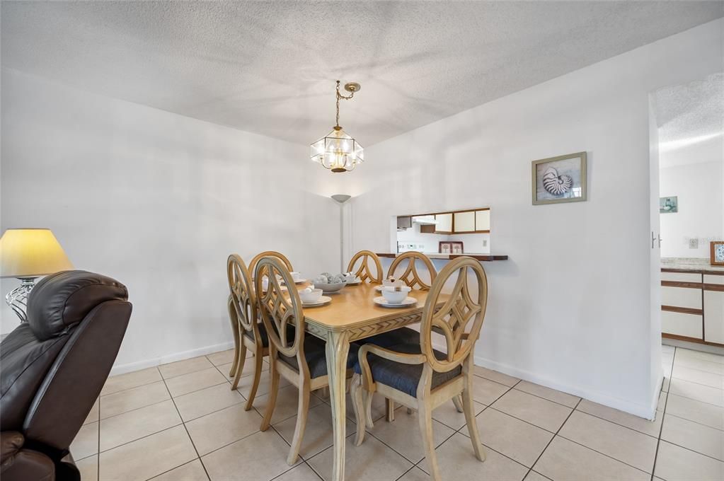 For Sale: $179,900 (2 beds, 2 baths, 1056 Square Feet)