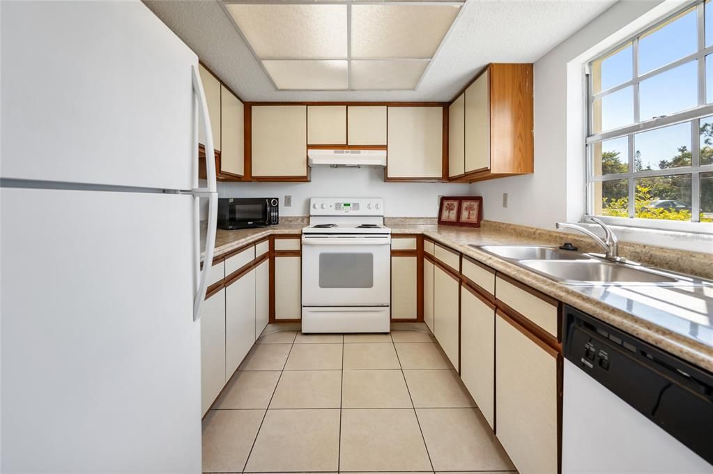 For Sale: $179,900 (2 beds, 2 baths, 1056 Square Feet)